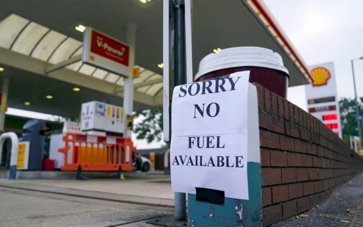 Reino Unido: crece la preocupación por largas colas para cargar combustible 