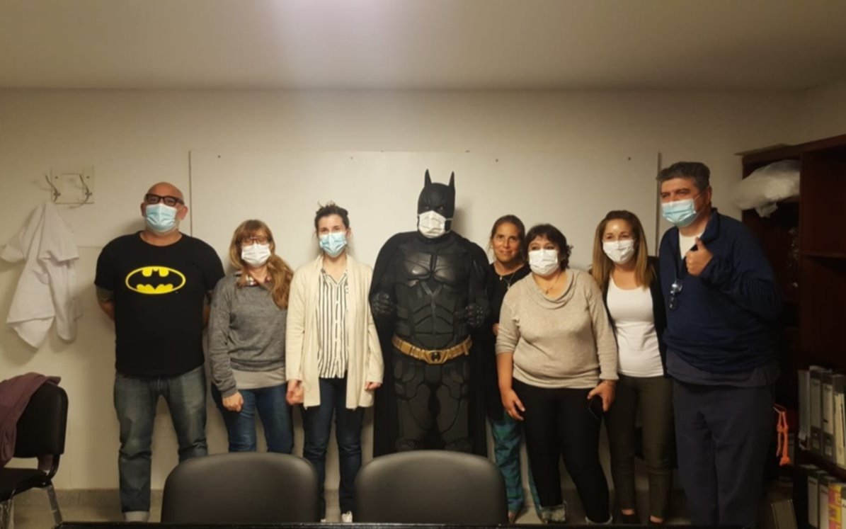 El Batman solidario ya puso manos a la obra en el Hospital de Romero