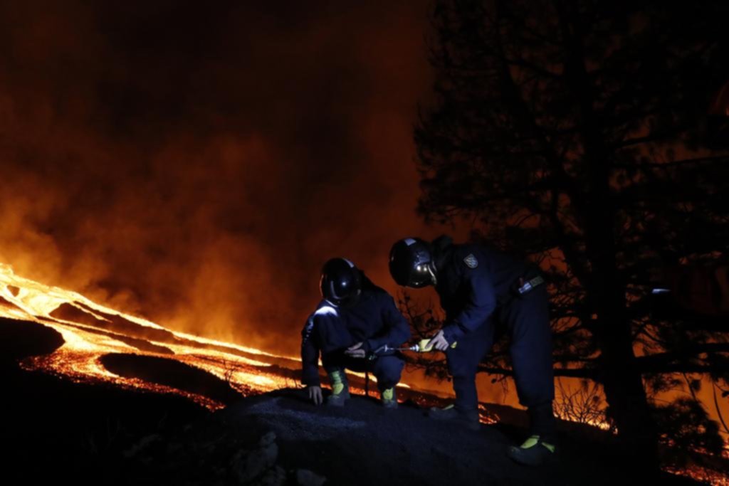 Peligro tóxico: la lava del volcán de Canarias llega al mar