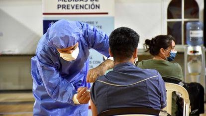 Los adultos deberán acreditar tener una dosis