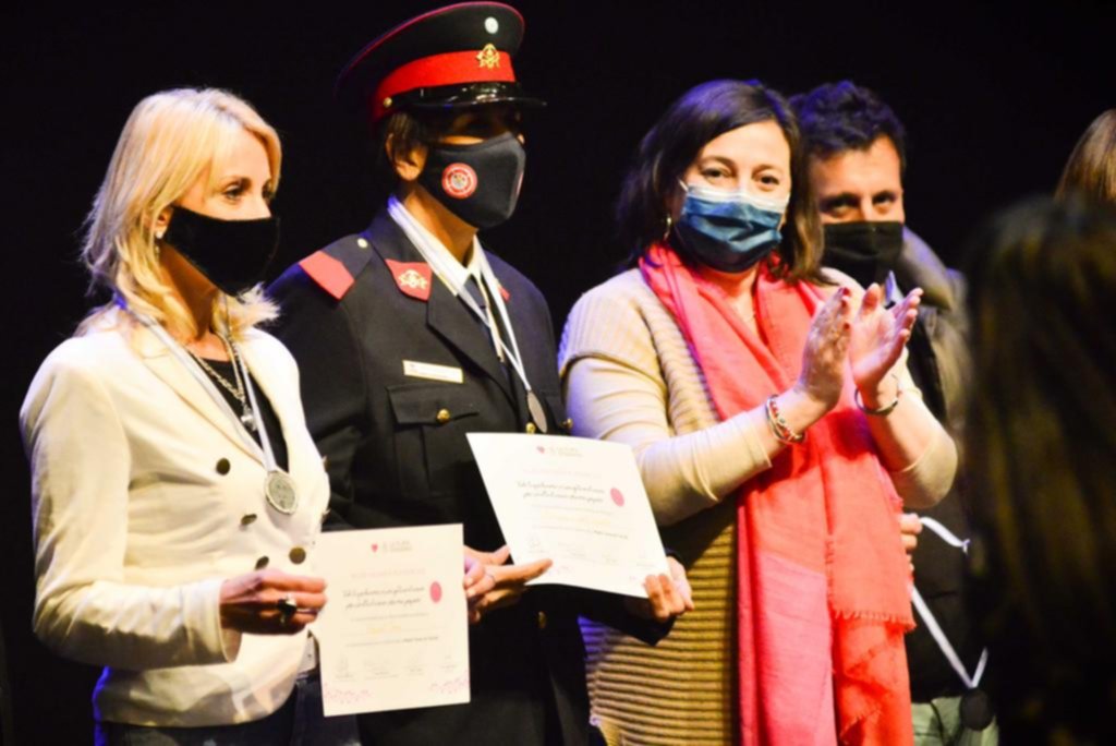 Distinguen a un centenar de “mujeres solidarias”