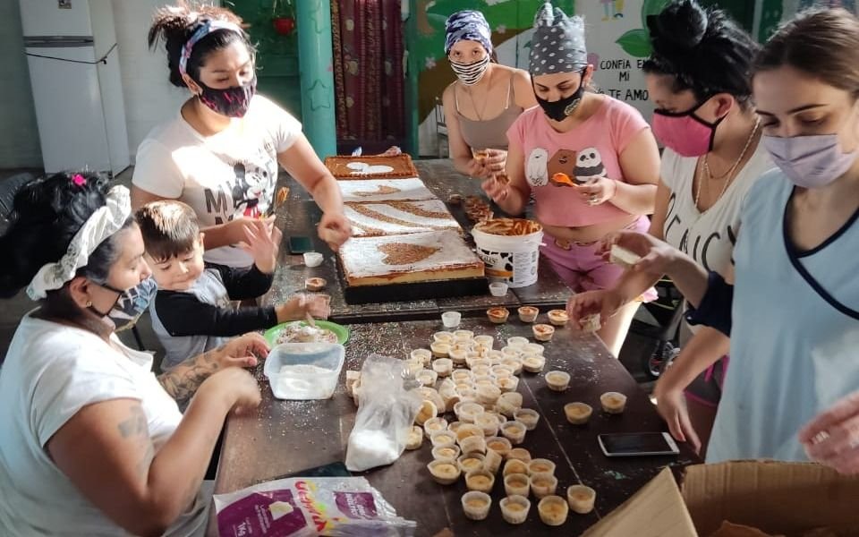 Solidaridad desde la cárcel de Los Hornos: donan tortas y muffins a un merendero platense