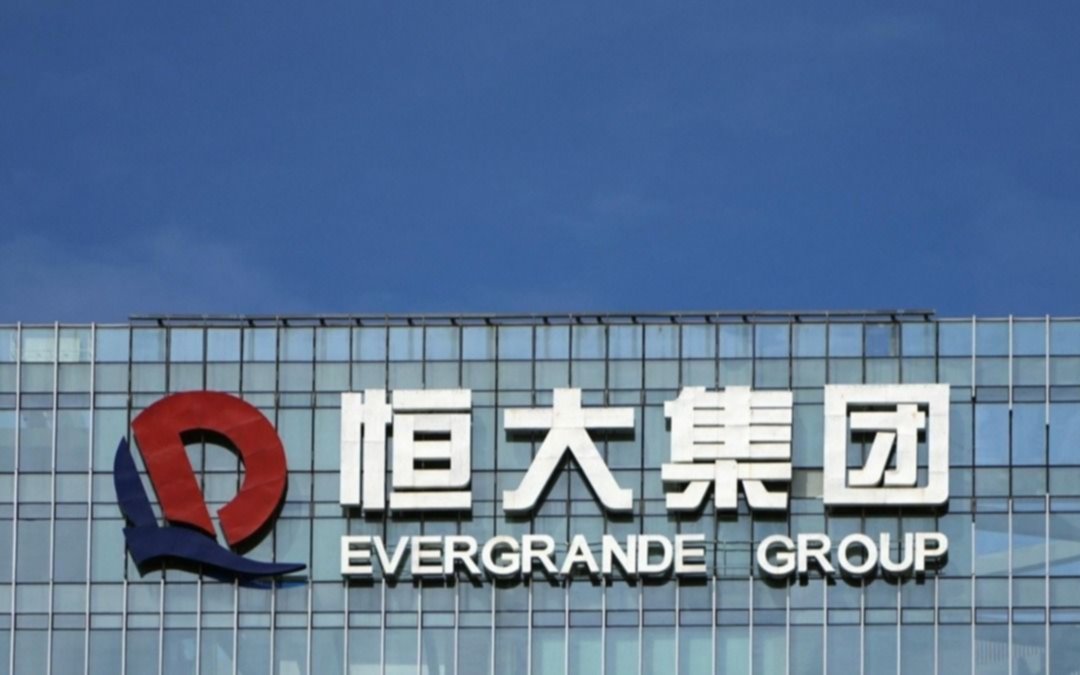 El gigante Evergrande sube un 15 % tras vender parte de un banco a una empresa estatal