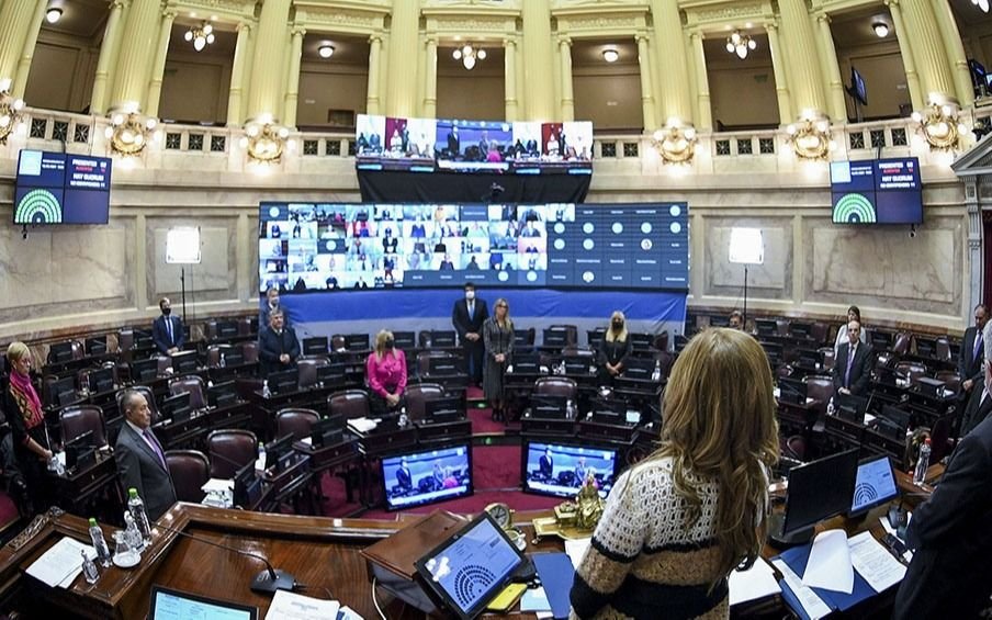 Sin la oposición, debatieron en el Senado declarar internet y telefonía móvil como servicios públicos