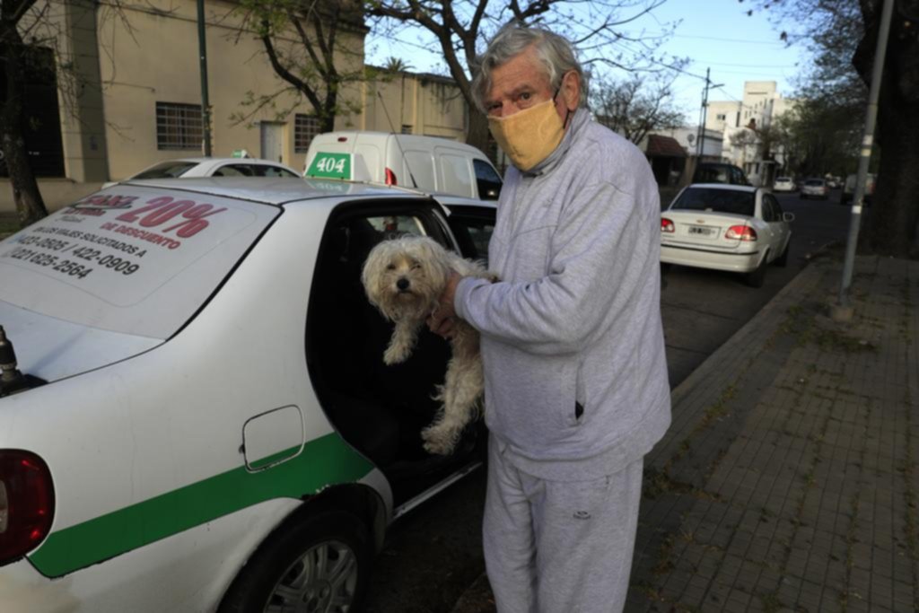 De mascotas y mandados también se puede vivir en el taxi durante la crisis