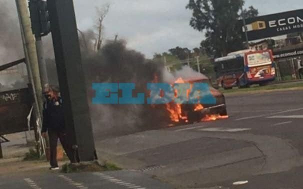 Revuelo en el Centenario: se incendió un auto a metros de una estación de servicio