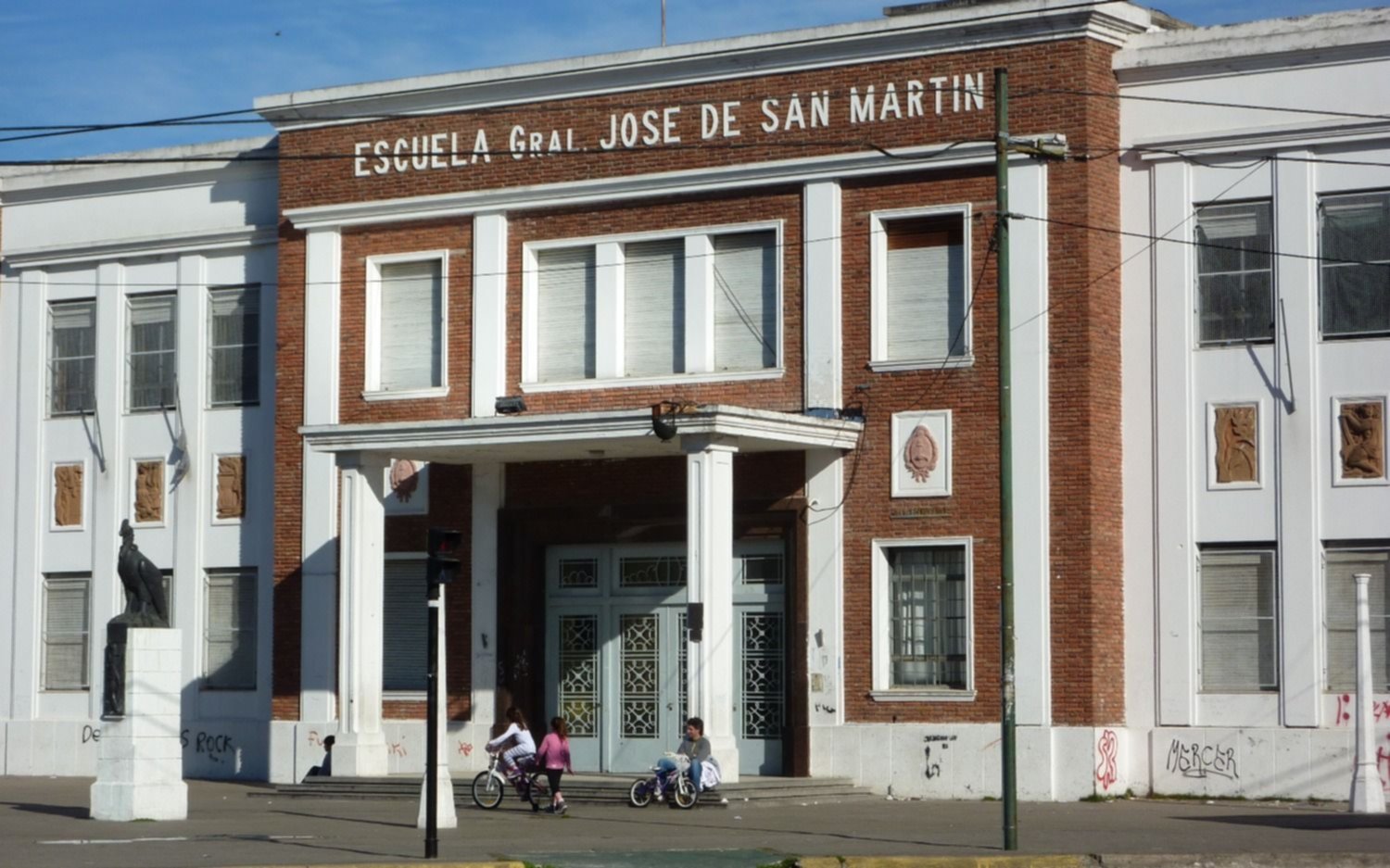 Denuncian a una docente por maltratar a alumnos en una escuela de La Plata