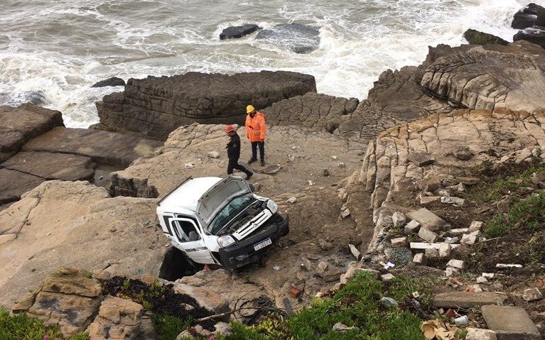En menos de una semana otro auto perdió el control y cayó a las piedras en Mar del Plata