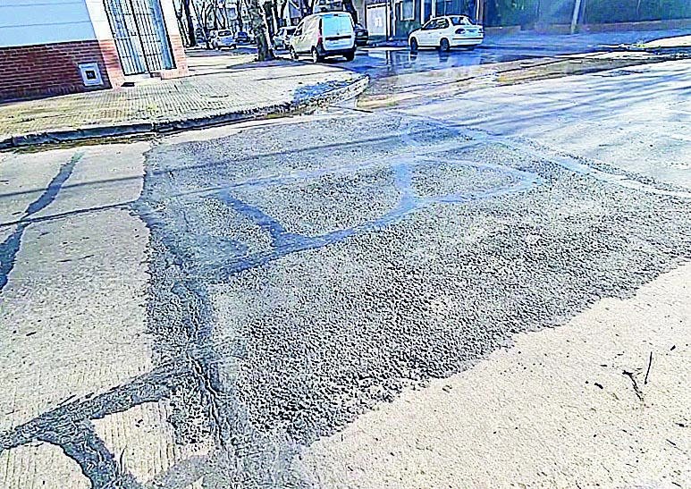 Remiendos en las calles suman riesgo al caos vial
