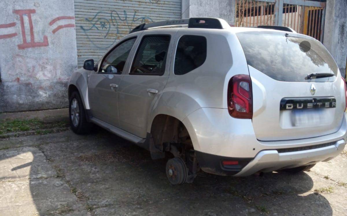 Robarruedas sin freno: estaba en el trabajo y su camioneta apareció sin dos neumáticos