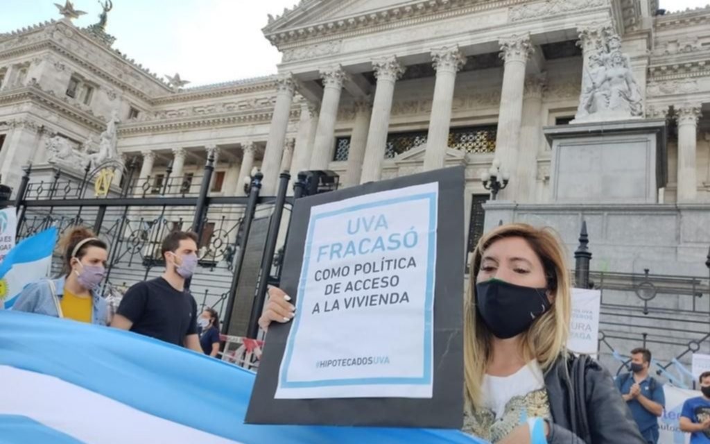 Pesce va al Congreso y los hipotecados UVA se movilizan