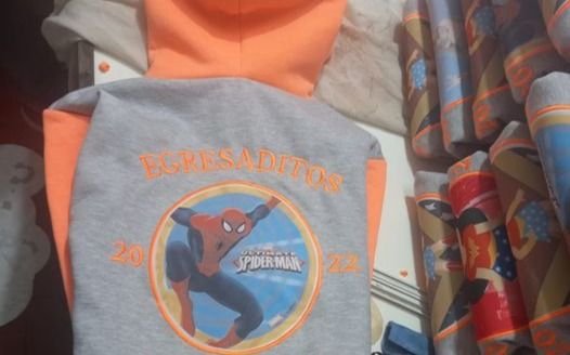 Insólita denuncia: fue a entregar camperas de egresados a un Jardín de La Plata y las madres salieron corriendo