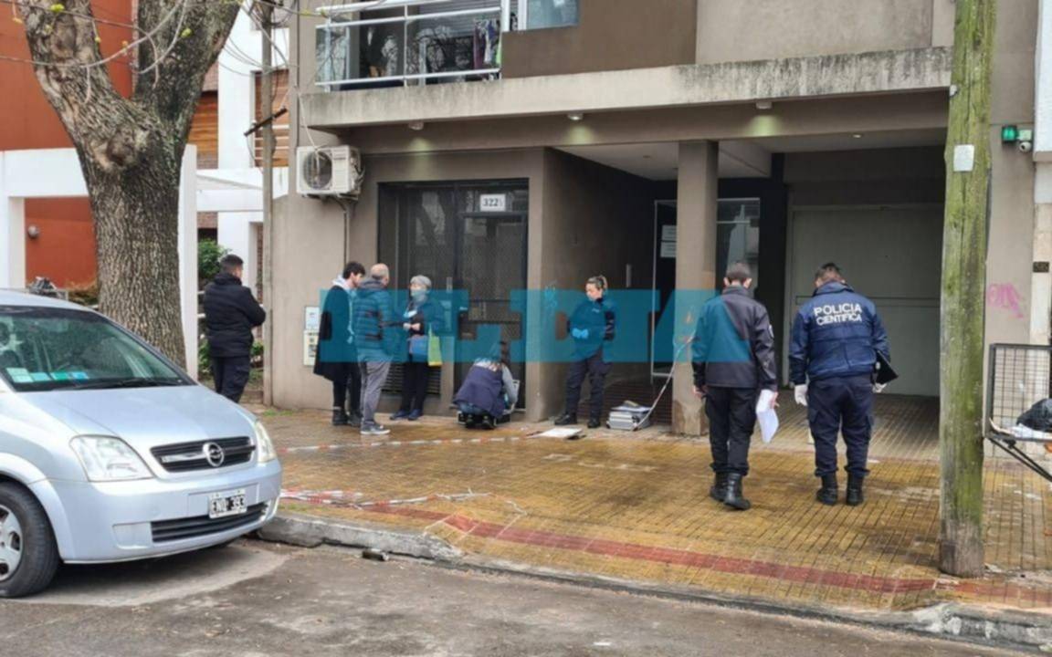 Conmoción en La Plata: una mujer cayó de un cuarto piso y está grave