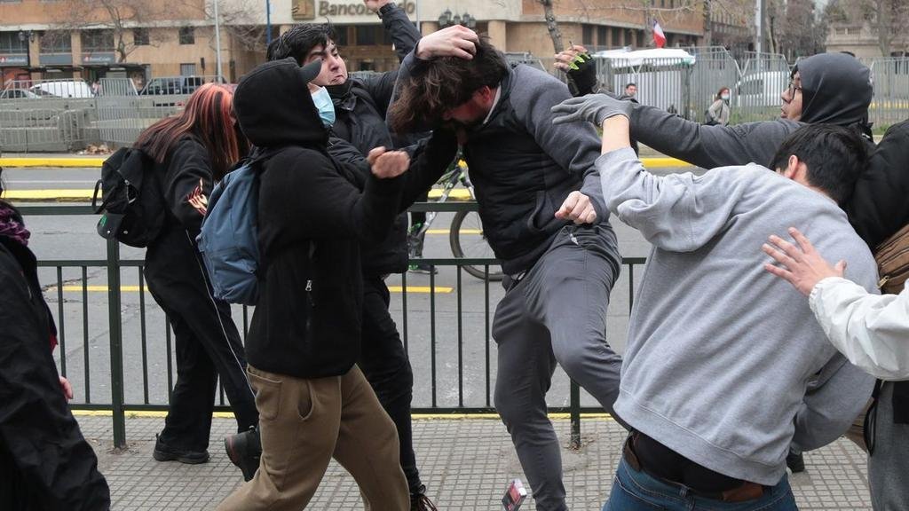 Tensión en Chile: fuerte golpiza en la calle al hermano de Boric