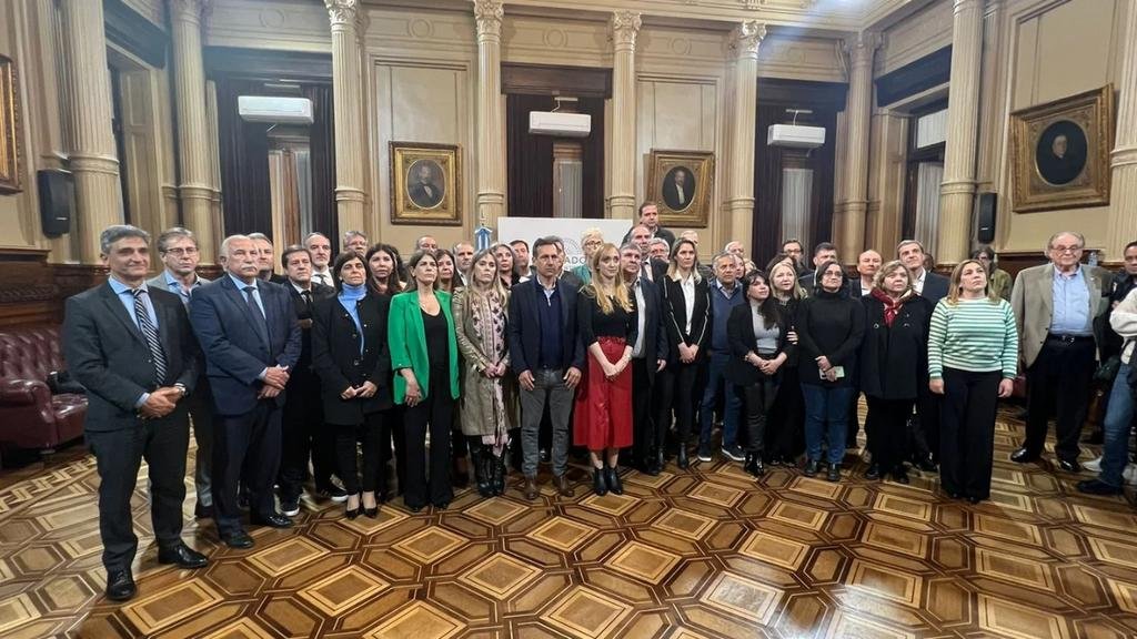 Legisladores del oficialismo y la oposición condenaron juntos el ataque