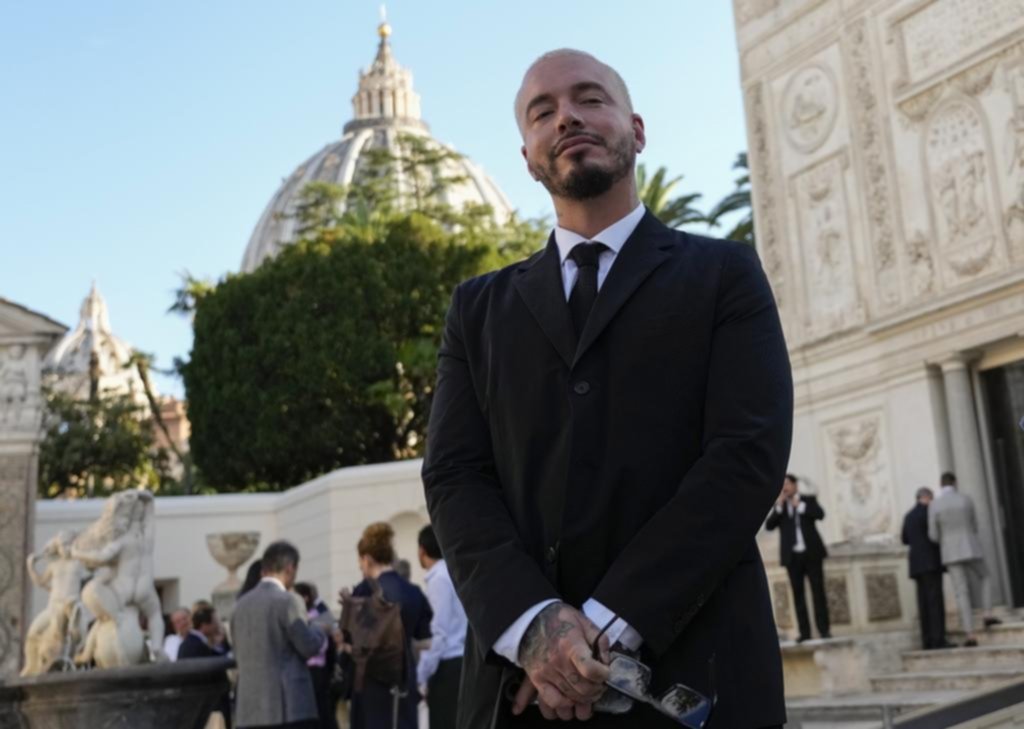 J Balvin dice que al Papa le gusta el reguetón: “Es diferente a los demás pontífices, es más cool”