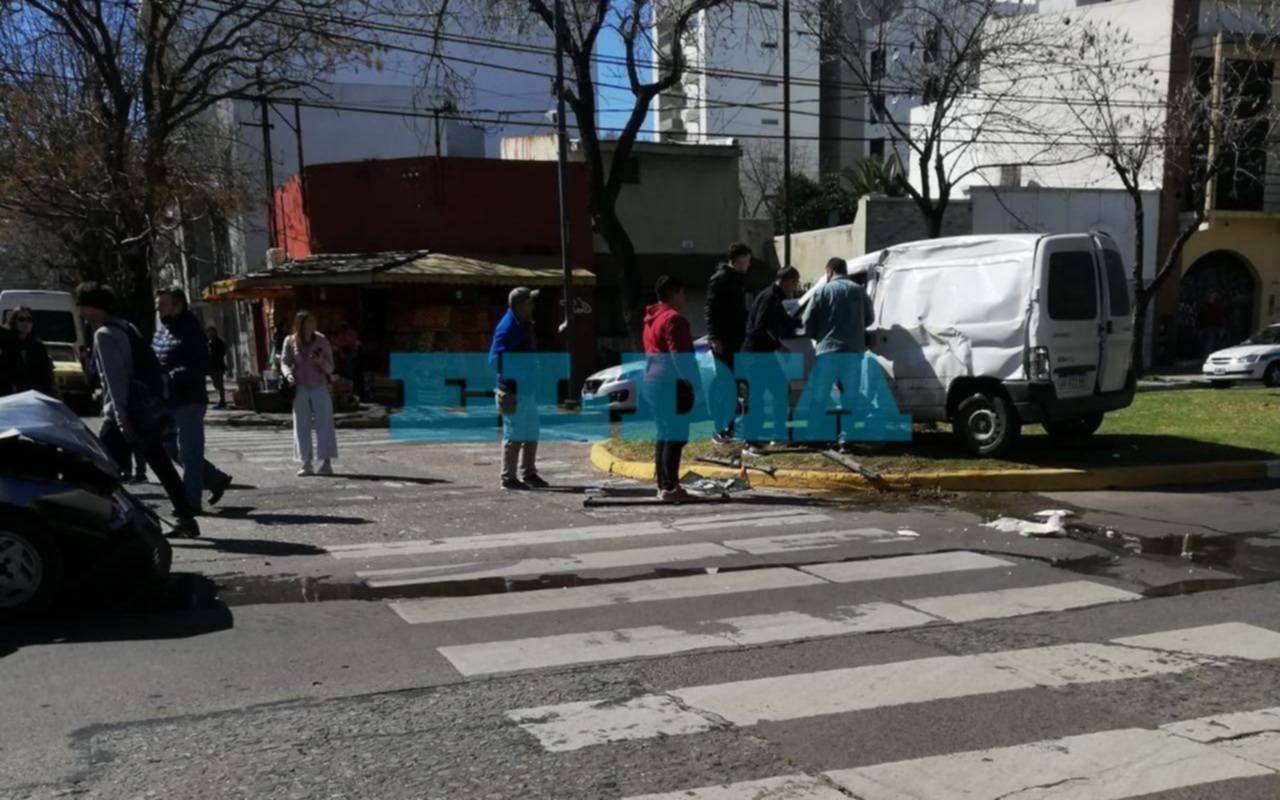 Fuerte choque y vuelco en la esquina de 19 y 49