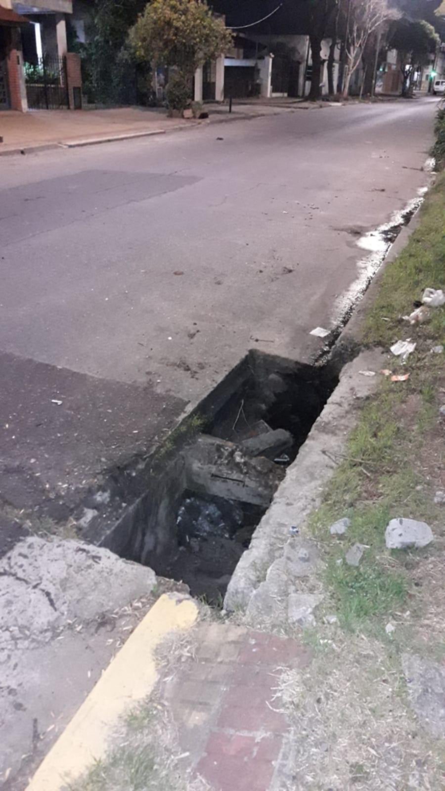 Peligro por una alcantarilla sin tapa en La Loma