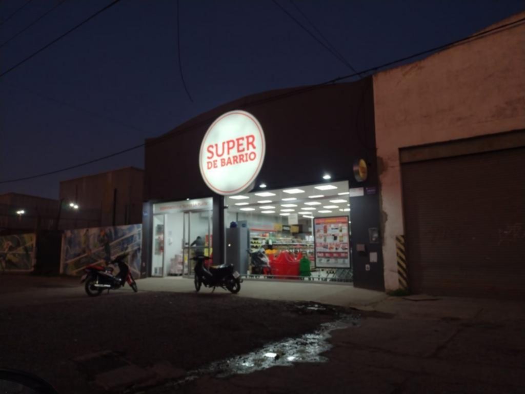Balearon en la cara a un cajero de supermercado