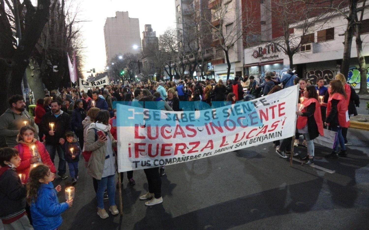 Docentes de La Plata marcharon con antorchas a favor de Lucas Puig