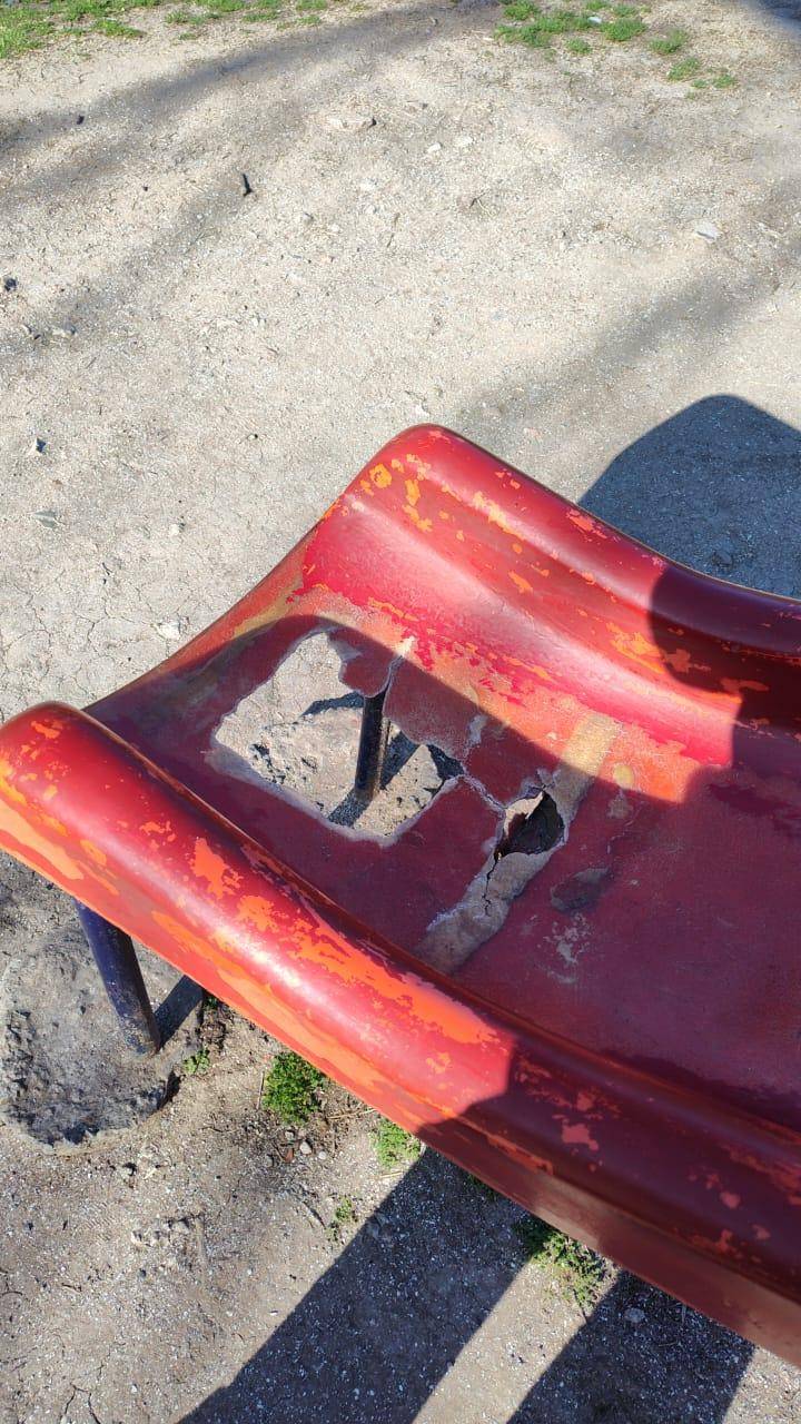 Un tobogán que genera riesgos en el Parque Castelli