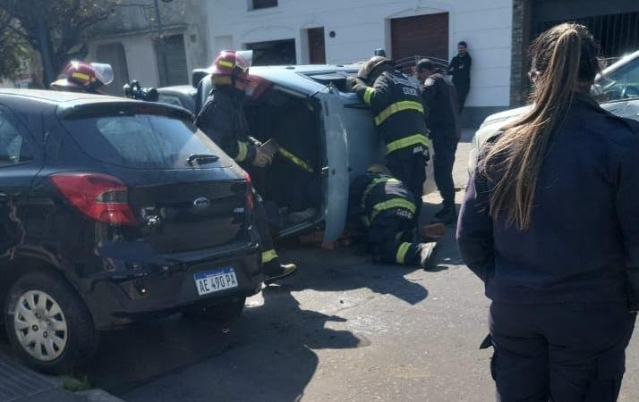 Triple choque y vuelco en 9 entre 67 y 68: una mujer herida