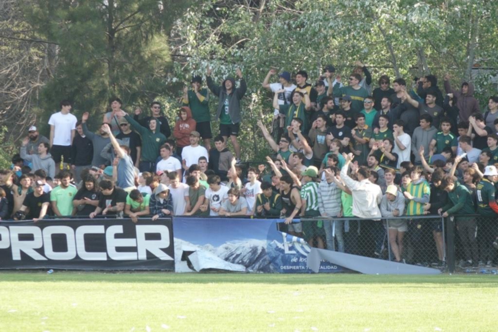 Cedió la baranda de una tribuna