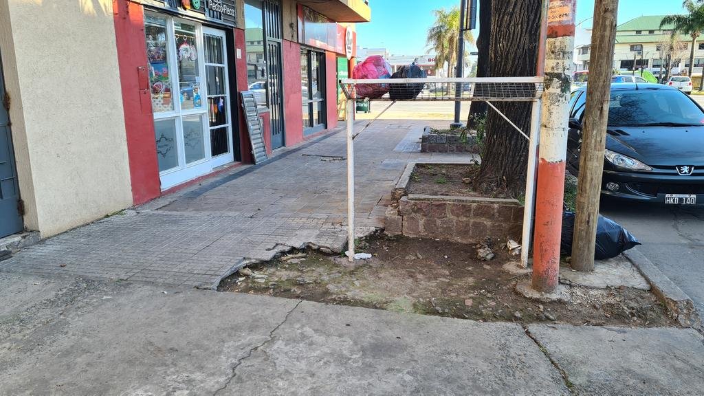 La capital de las veredas rotas y el peligro peatonal