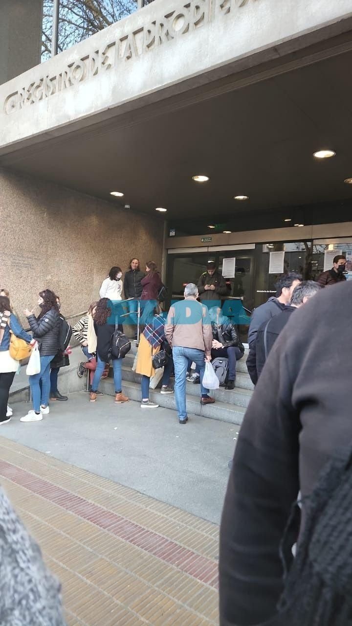 Humo, susto y evacuados en el Registro de la Propiedad, pleno centro de La Plata