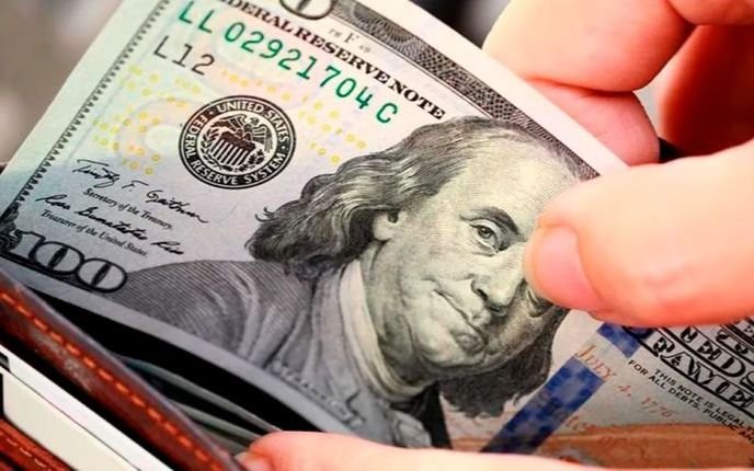 El dólar blue se desplomó 15 pesos y este lunes cerró a $270