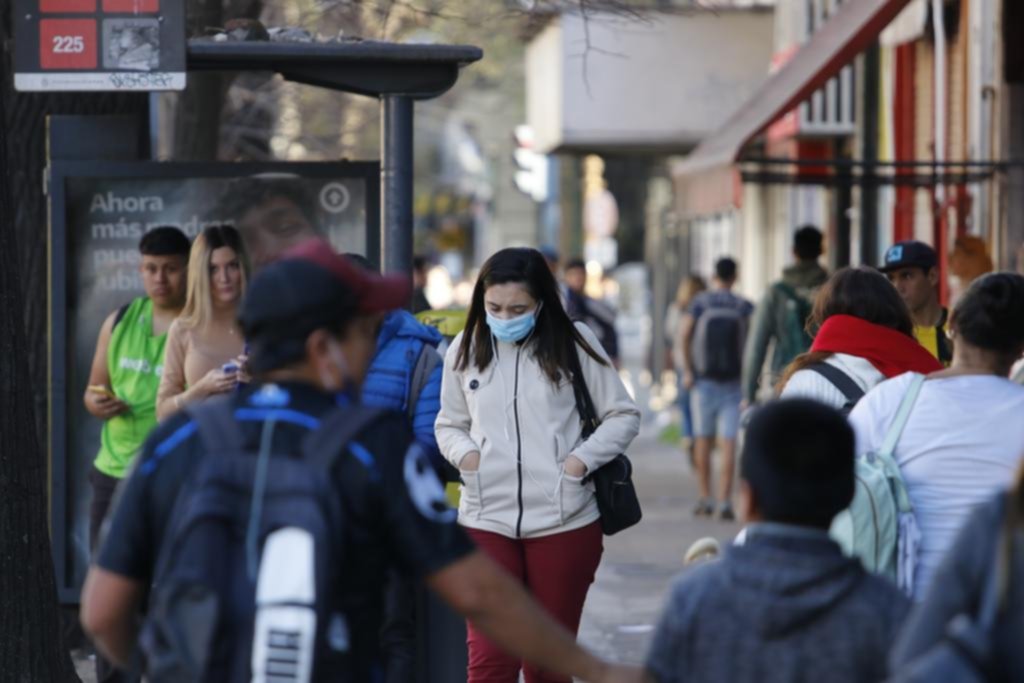 En La Plata, el barbijo está en retirada: pocos ya lo usan en la calle y comercios