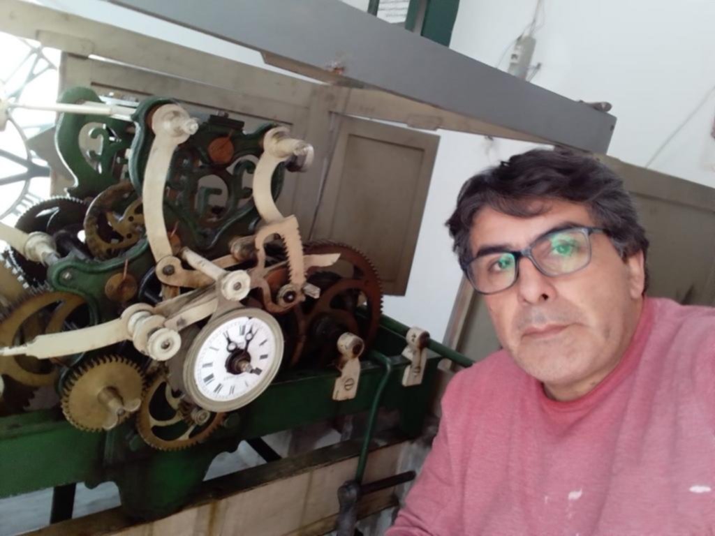 Vuelve a funcionar el reloj que marcó las horas de los distintos tiempos de la Casa Matriz