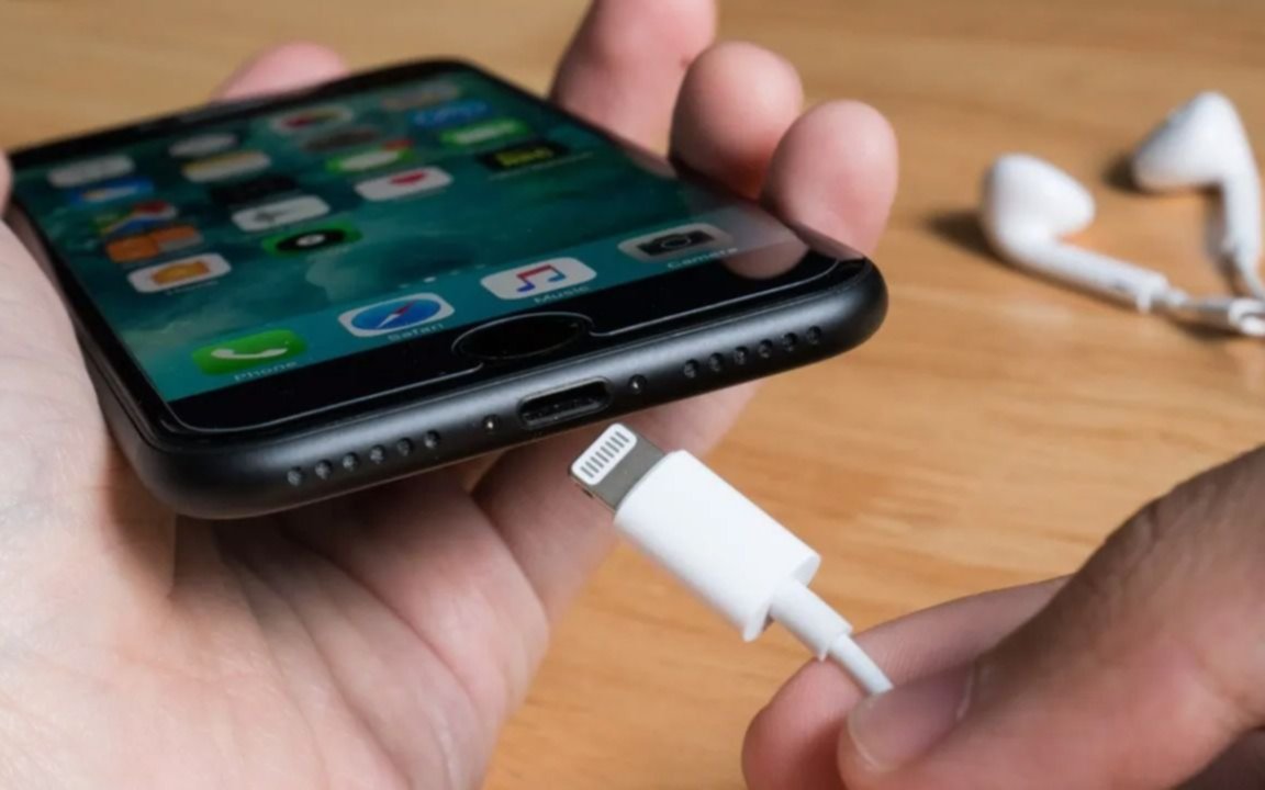 Brasil prohíbe a Apple la venta de iPhones sin cargador y le aplica una multa millonaria