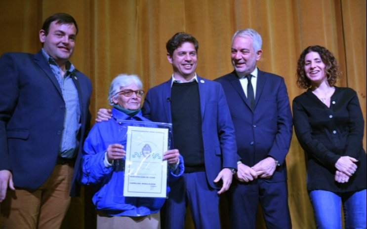 Axel Kicillof entregó títulos de propiedad en Rojas