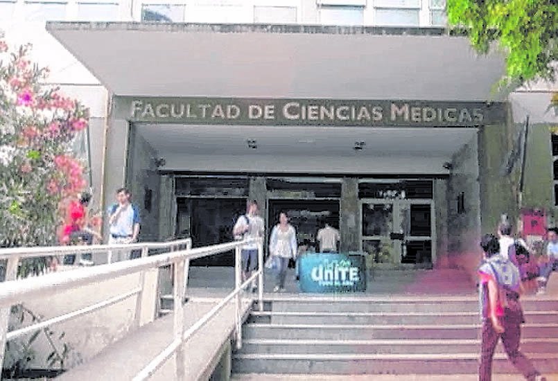 Protesta “a la japonesa” en Medicina: estudiantes por más clases presenciales