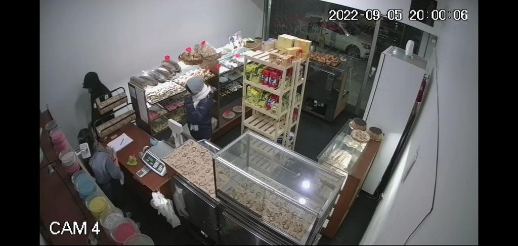 A lo “Bonnie y Clyde”, una pareja vació la caja registradora de un local
