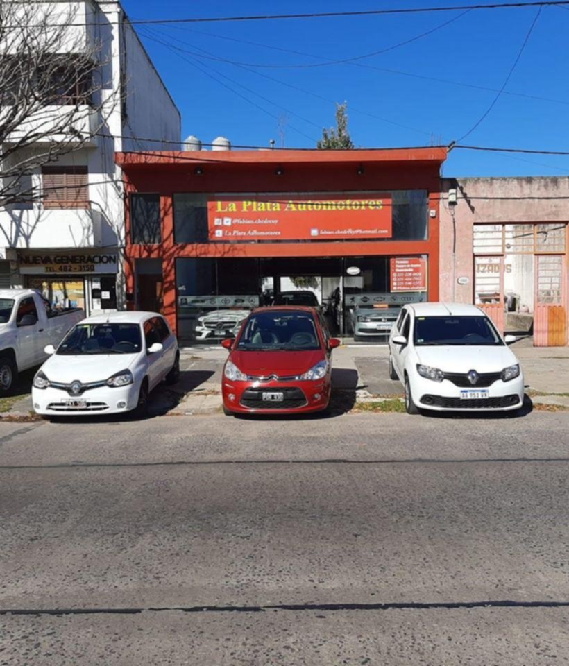 Brote de violencia en una agencia de autos