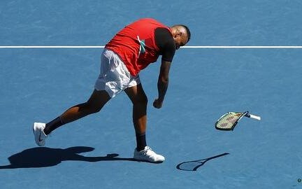 Botellazo y raquetas destrozadas; Kyrgios enloqueció tras caer en el US Open