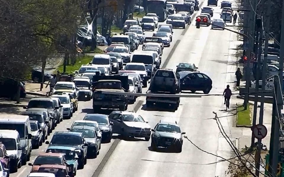 VIDEO. Otra escena de violencia de hinchas en la Región: ahora los de Quilmes en la Av. 122