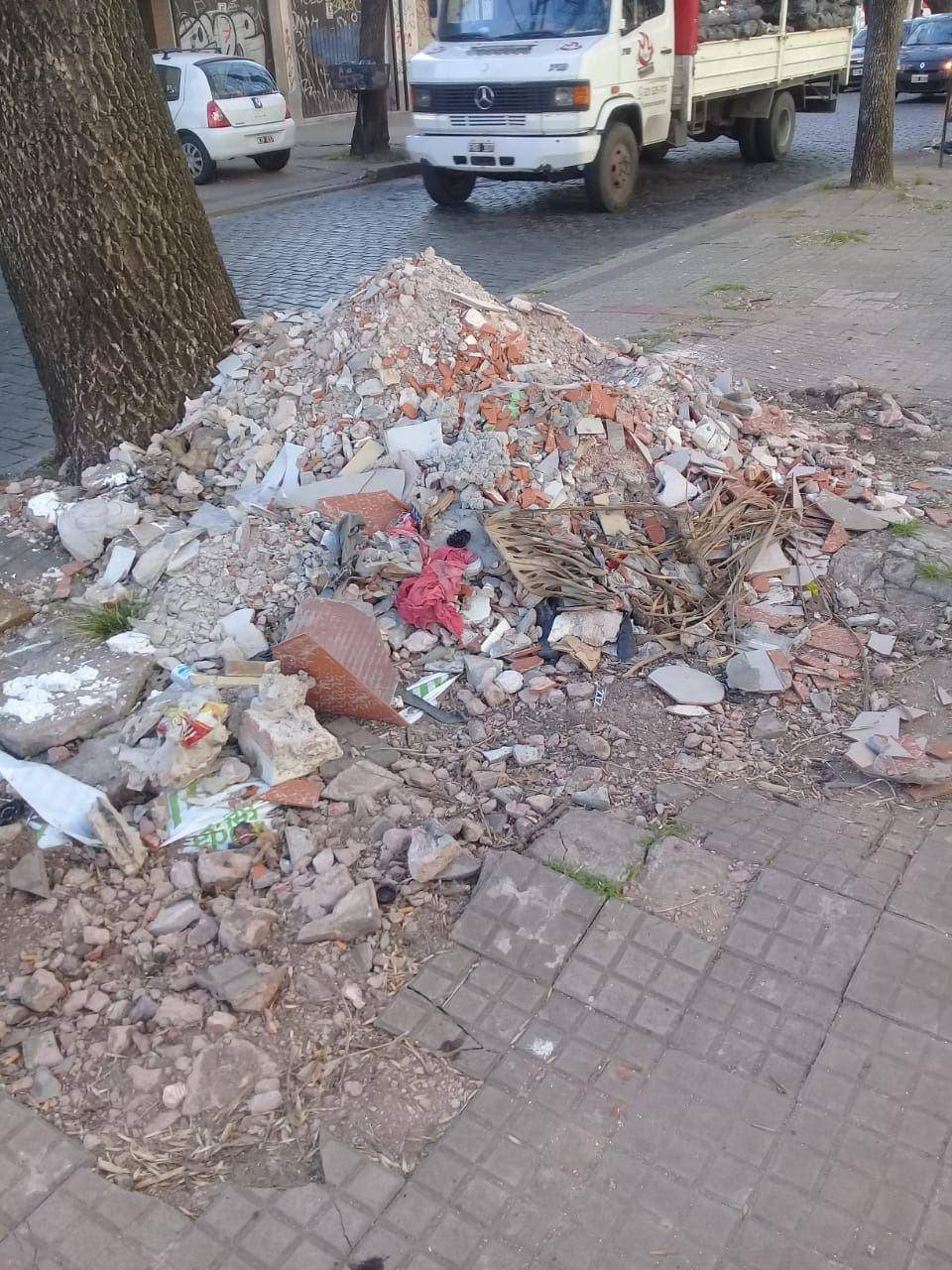 Montaña de escombros en la calle 11 entre 64 y 65