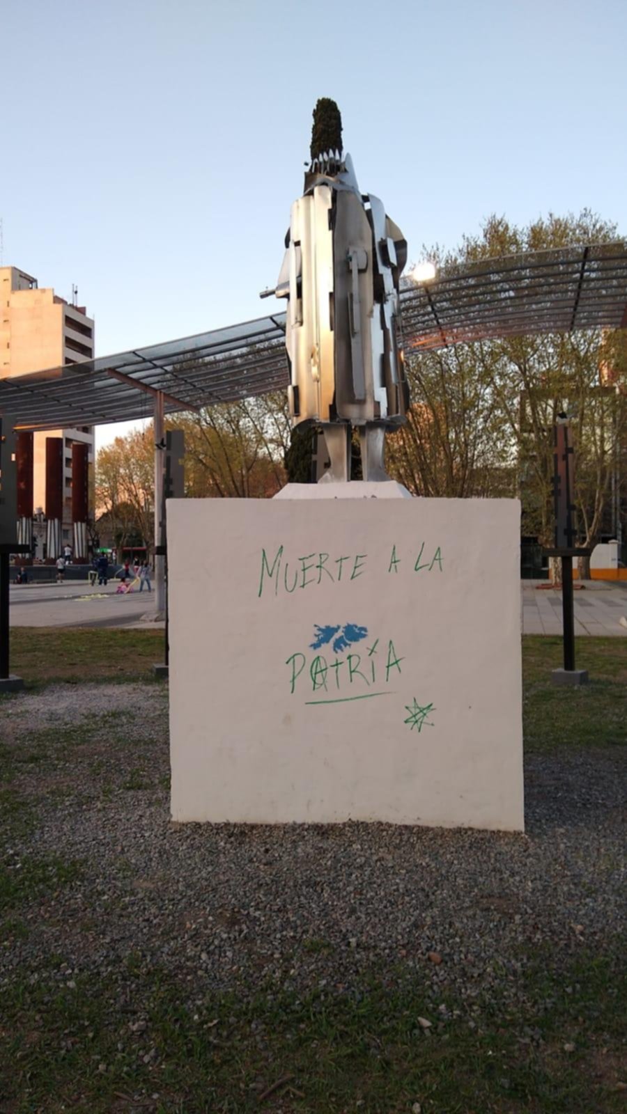 Daños en un monumento de la plaza Malvinas