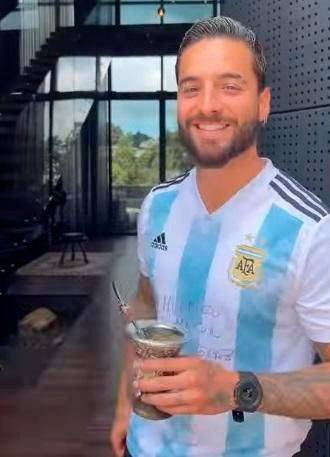 Con mate y camiseta firmada por Diego, Maluma anunció su vuelta al país