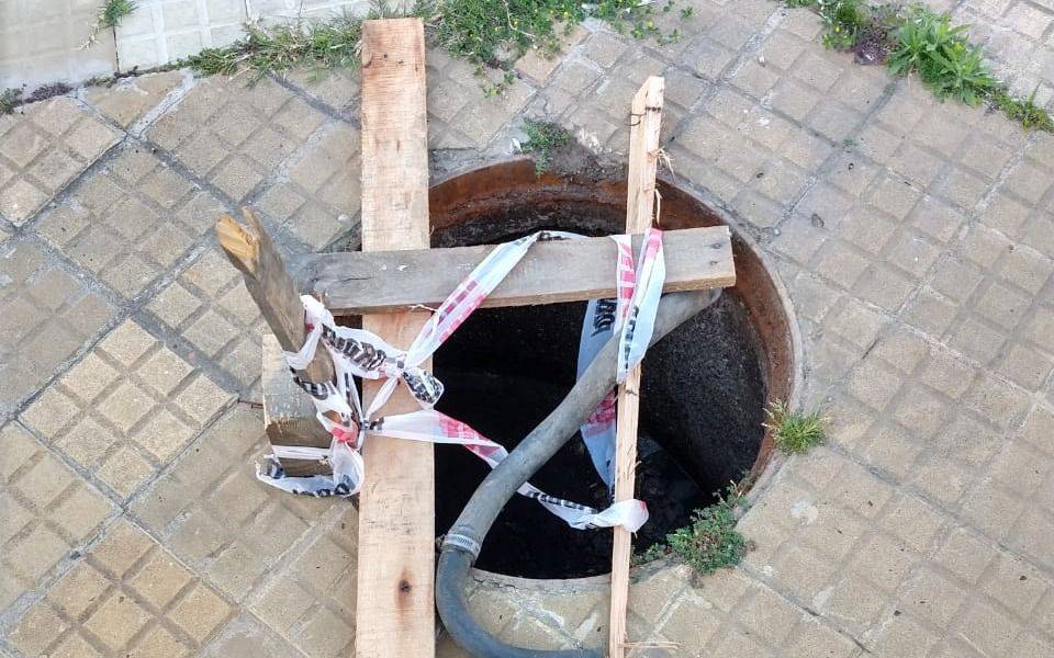 Robaron una tapa de hierro de un desagüe en la zona de 22 y 34