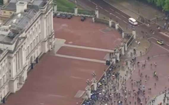Bajo la lluvia, los británicos se congregan frente al palacio de Isabel II en Londres