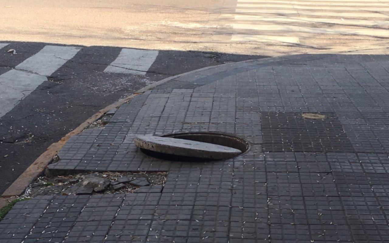 Vecinos de 11 y 59 reclaman que arreglen una tapa de desagüe
