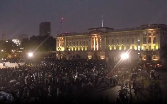 FOTOS | Conmoción y lágrimas frente al Palacio de Buckingham