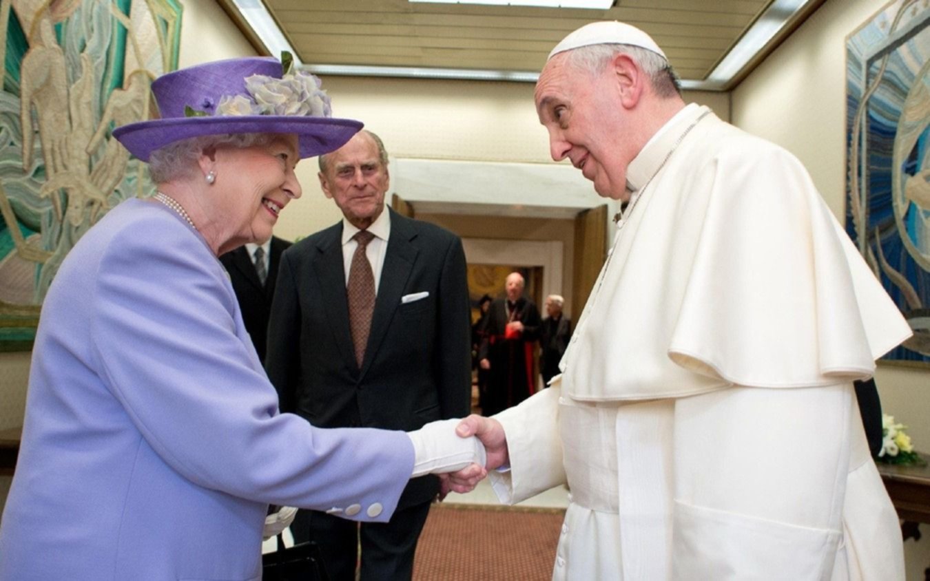 El Papa Francisco expresó que está "profundamente entristecido" por la muerte de la reina Isabel II 