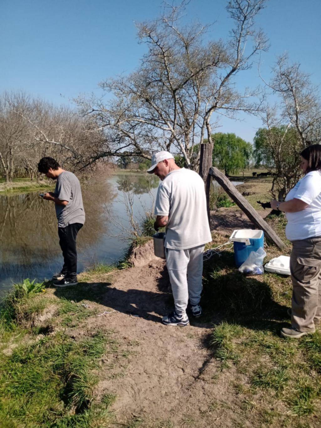 Analizan muestras de agua del arroyo El Pescado
