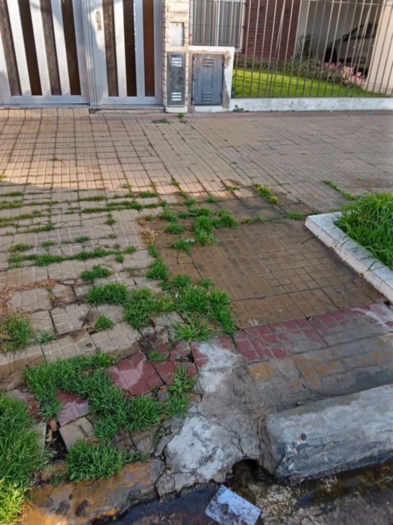 Reclamo por una pérdida de agua en 34 entre 19 y 20