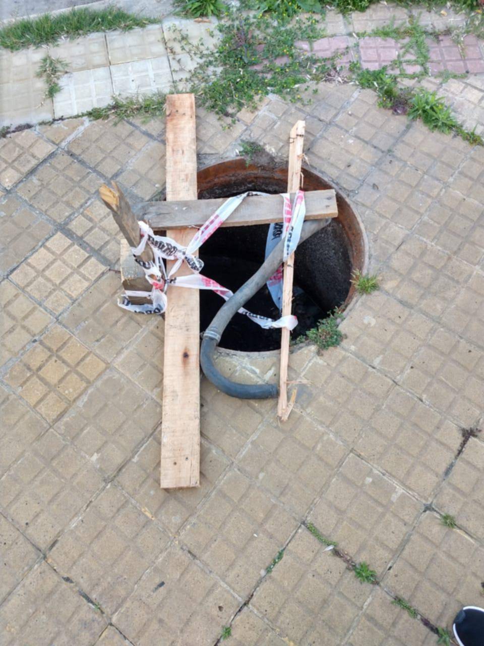 Peligro por una tapa que falta en la zona del Estadio